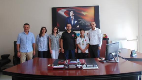 Halter Dalında Avrupa Yıldızlar 3.´sü Muhammet Furkan Özbek   İlçe Milli Eğitim Müdürümüzü Ziyaret etti.