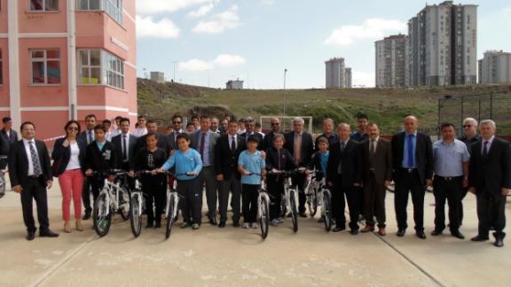 Etimesgutda Sağlıklı Beslenme ve Hareketli Yaşam Projesi kapsamında 100  bisiklet dağıtıldı.