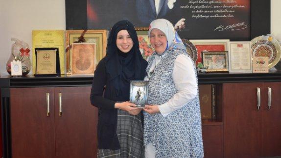 Genç Yazar Fatma Albayraktan  İlçe Milli Eğitim Müdürü Ayfer Yıldırıma Ziyaret 
