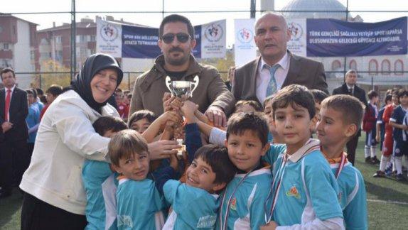 İlkokullar Arası Futbol Turnuvası Madalya Töreni Yapıldı