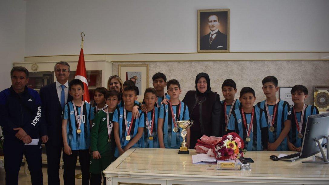 Şair Zihni Ortaokulunun Başarılı Futbol Takımından İl Birinciliği