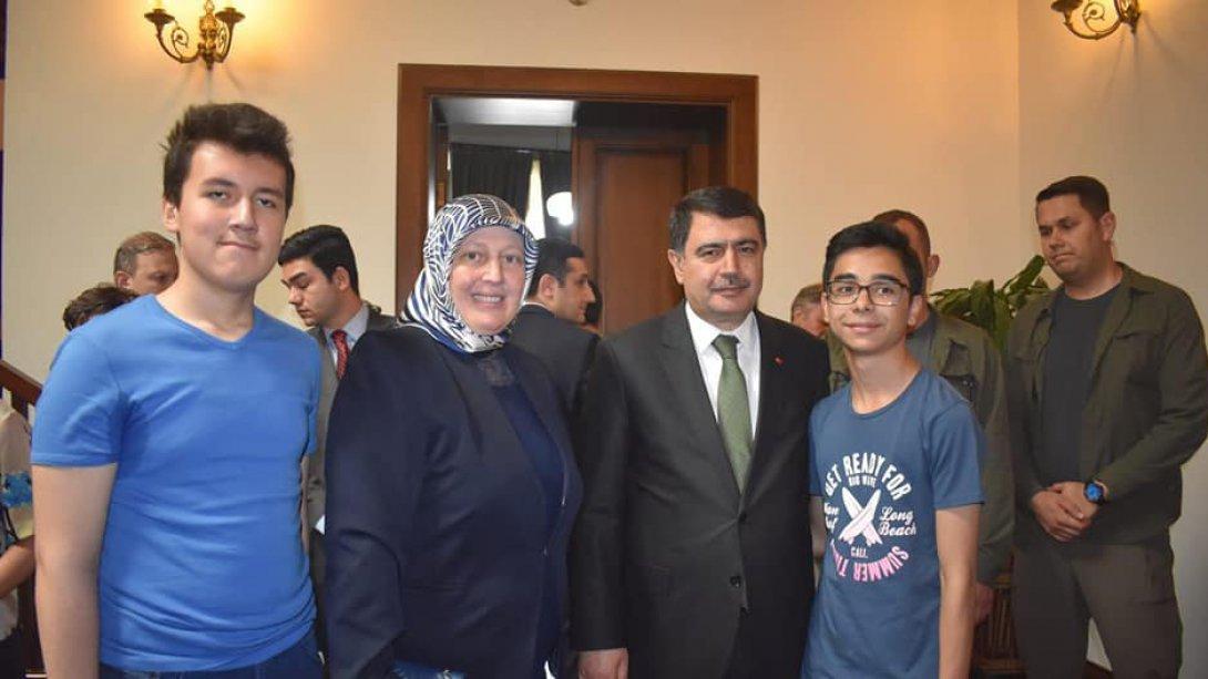 Ankara Valisi Vasip Şahin, LGS'de Tam Puan Alan Öğrencileri Ödüllendirdi