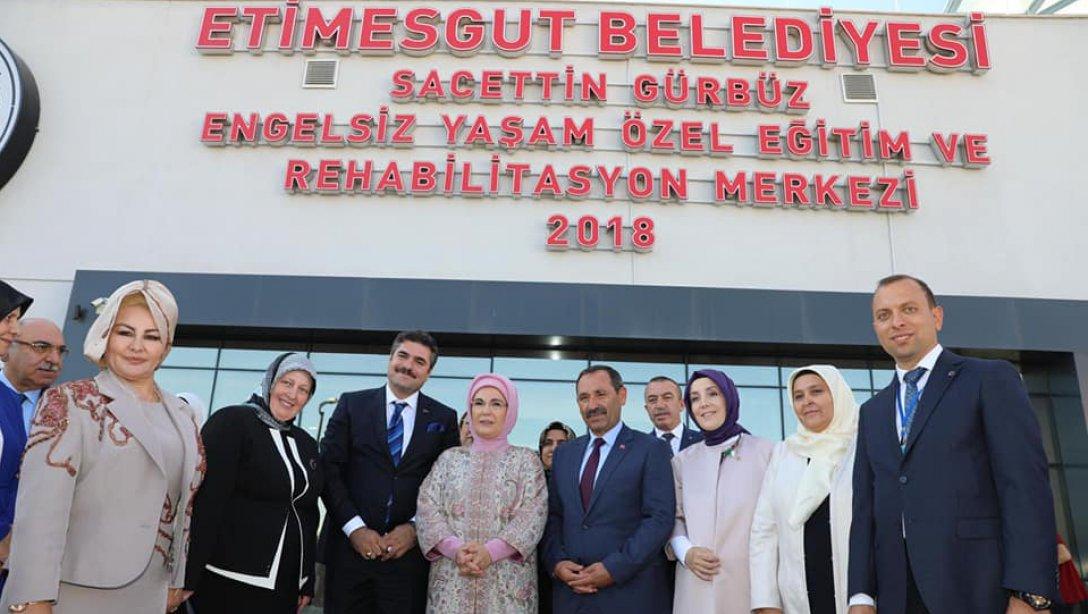 Cumhurbaşkanı Recep Tayyip Erdoğan'ın Eşi Emine Erdoğan, Engelli Öğrencilerle Bir Araya Geldi