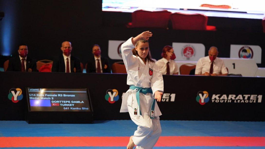 Dünya Karate Üçüncüsü Etimesgut'tan...