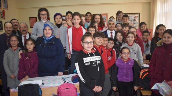 Etimesgut Kaymakamı Fuat Gürel ile İlçe Milli Eğitim Müdürü Ayfer Yıldırım Şehit Hamza Yıldırım Ortaokulunu Ziyaret Etti