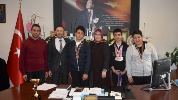 Ülkü Ahmet Durusoy Ortaokulu Öğrencilerinden İlçe Milli Eğitim Müdürümüz Ayfer Yıldırıma Ziyaret 