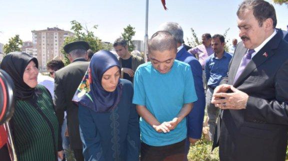Orman ve Su İşleri Bakanı Veysel Eroğludan Etimesgutta Şehit Mezarlarını Ziyaret 