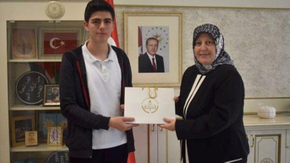 Şehit Oğuzhan Yaşar Anadolu Lisesi Öğrencilerinden İlçe Milli Eğitim Müdürü Ayfer Yıldırıma Ziyaret 