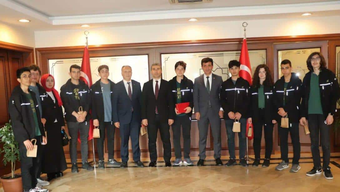 Elektrikli Araçlar Ekibi ile TEKNOFEST Türkiye Şampiyonlarına Plaket Töreni Düzenlendi.